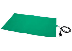 En varmemåtte bruges til at fremskynde spiringen ved plantedyrkning